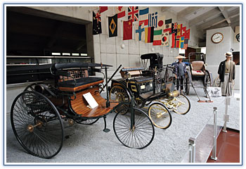 世界初の自動車：ベンツ１号車(左) 1886年