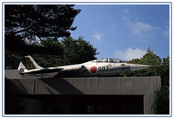 自動車館正面屋上の F104戦闘機